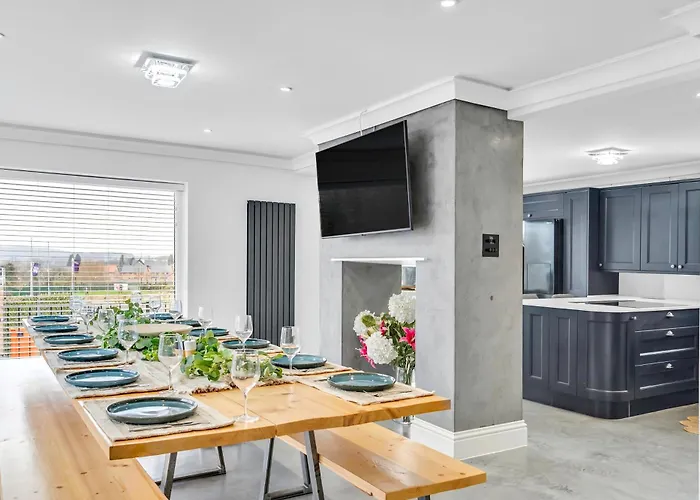Charmandene - Luxury 5 Bed With Pool And Gated Parking
